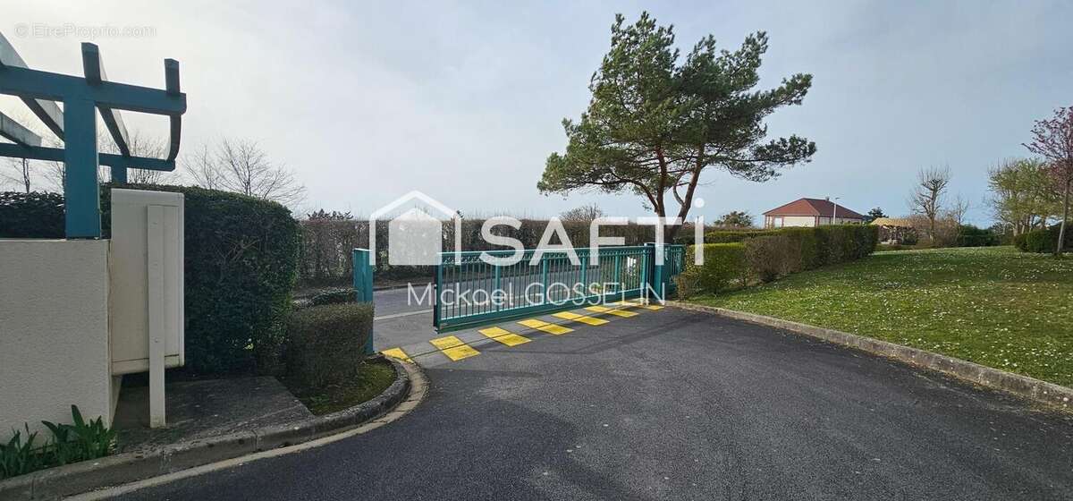 Photo 2 - Parking à BLONVILLE-SUR-MER