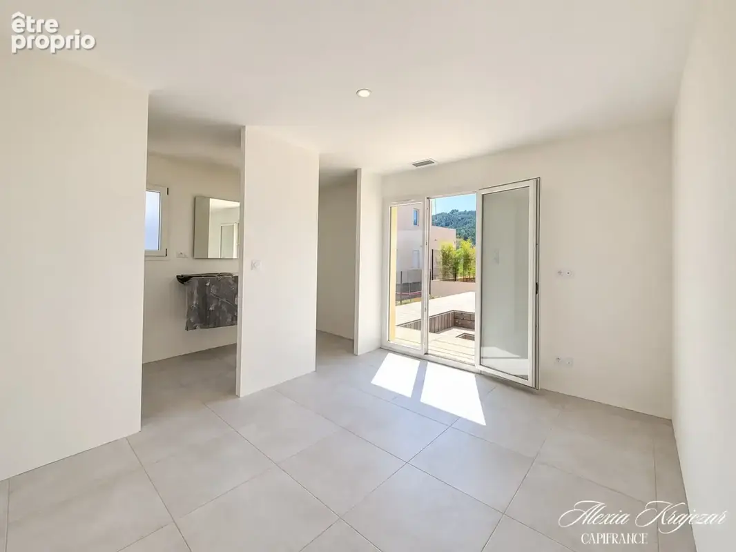 A VENDRE - Maison - 156m² - T6 - 4 chambres - Garage - Terrasse, jardin et piscine - CESSENON-SUR-ORB (34) - photo 4