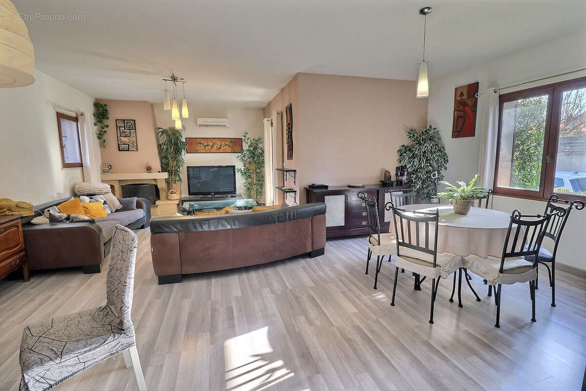 Maison à ENTRAIGUES-SUR-LA-SORGUE