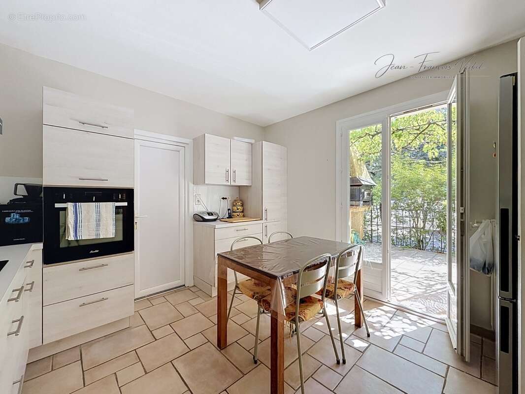 Bouchet – Maison de plain-pied avec piscine chauffée, spa et 2 garages - photo 6