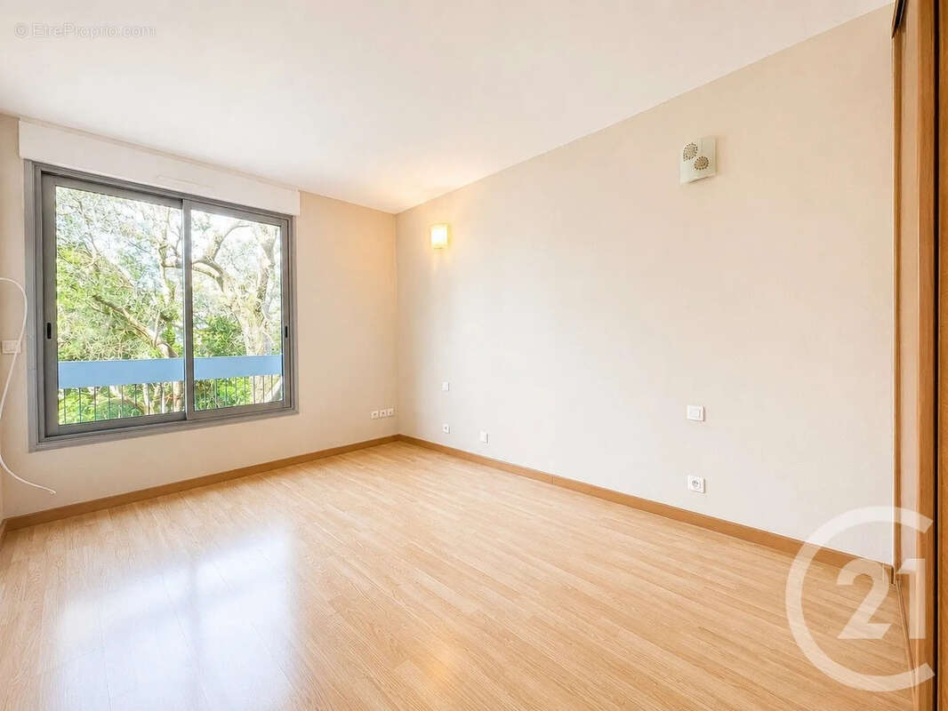 Appartement à SAINT-LAURENT-DU-VAR