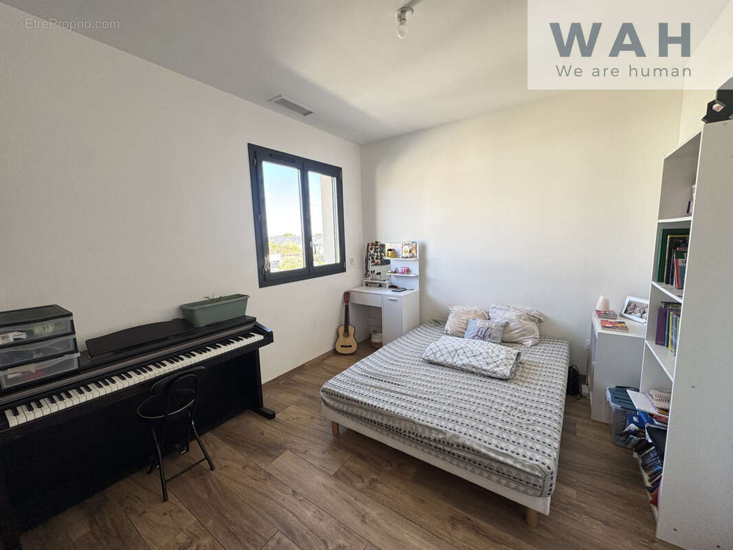 Villa contemporaine récente avec piscine, 5 chambres et jardin paysagé. - photo 17