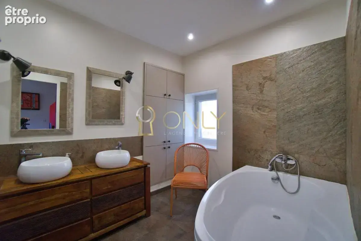 Saint-Julien- Maison - 4 chambres - photo 15
