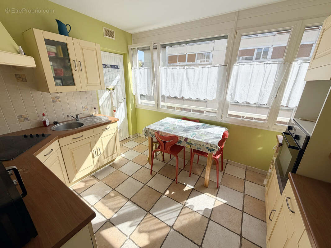 Reims - Appartement 4 pièces avec balcon et place de parking en sous sol - photo 4