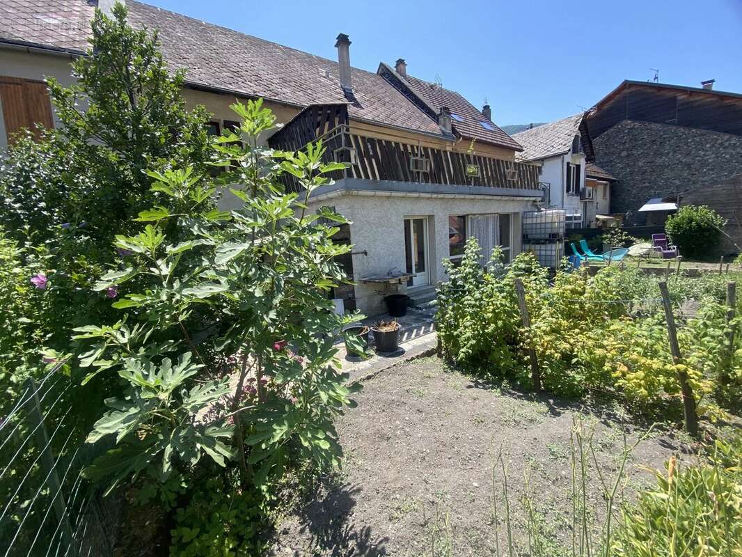 Maison mitoyenne de 185 m² composée de deux appartements ,jardin, terrasse, garage et cave à Séchilienne. - photo 2