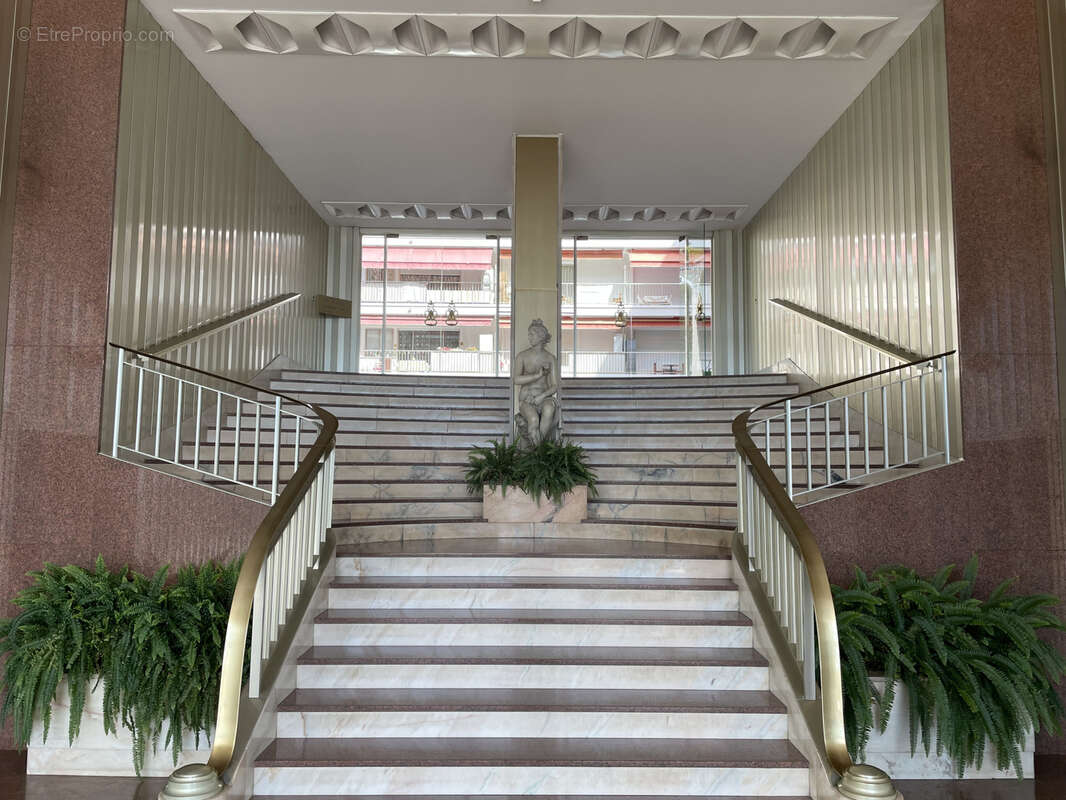 BAISSE DE PRIX ! EXCLUSIVITE T1-Balcon -Menton Garavan en étage élevée dans une résidence de standing- Cave - photo 14