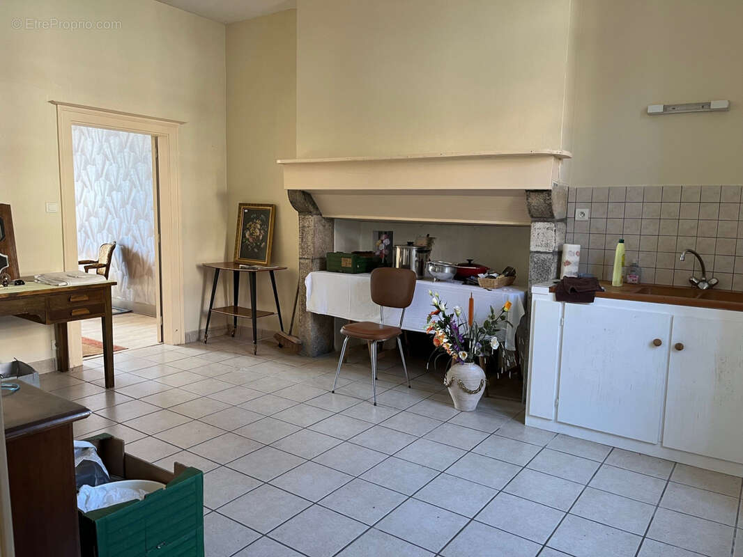 Coussac Bonneval, immeuble de 5 appartements, dépendances et terrain - photo 8