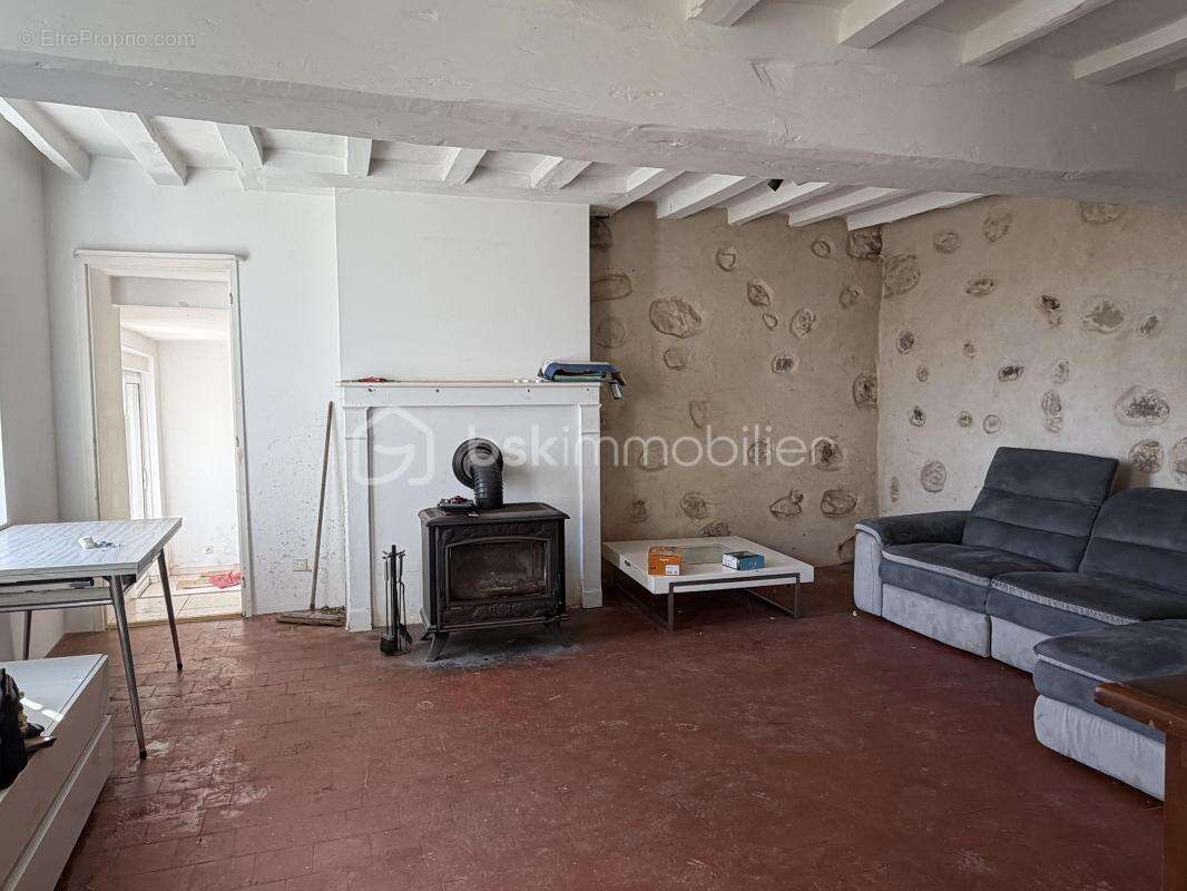 Très beau corps de ferme avec ses dépendances, le tout dans un secteur isolé ! - photo 2
