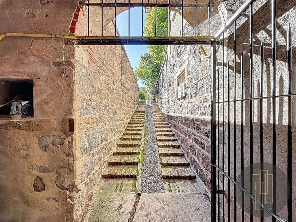 Maison à SAINT-ETIENNE-DES-OULLIERES