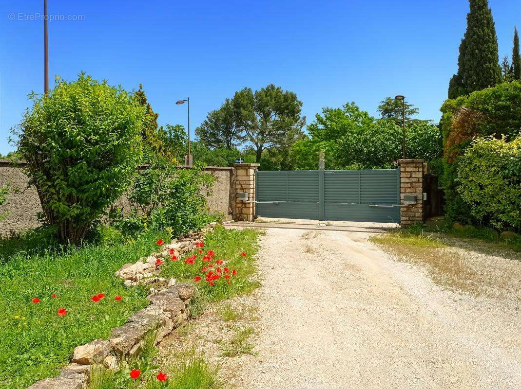 Maison à LAUDUN-L'ARDOISE