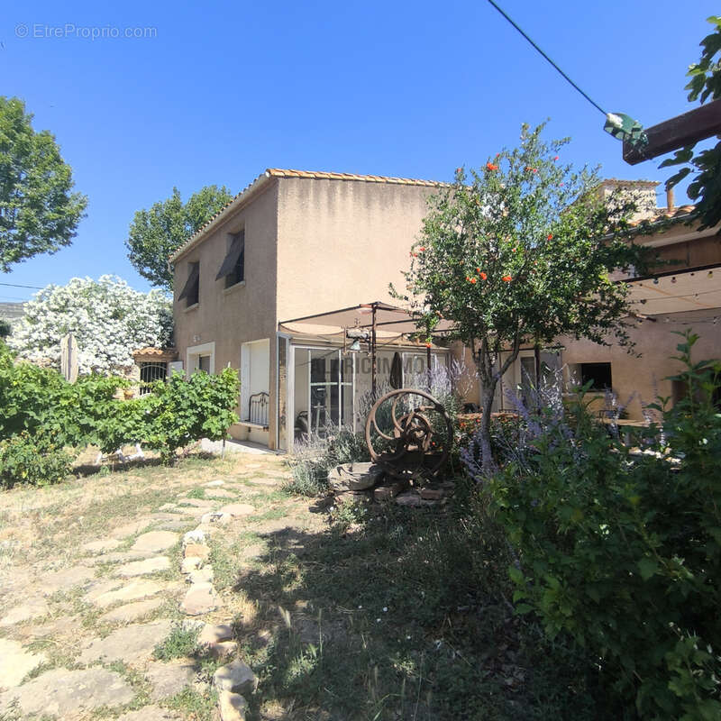 Maison  de charme en pierre avec jardin clos et parking privé - photo 17