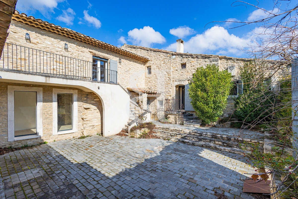 Maison à MENERBES