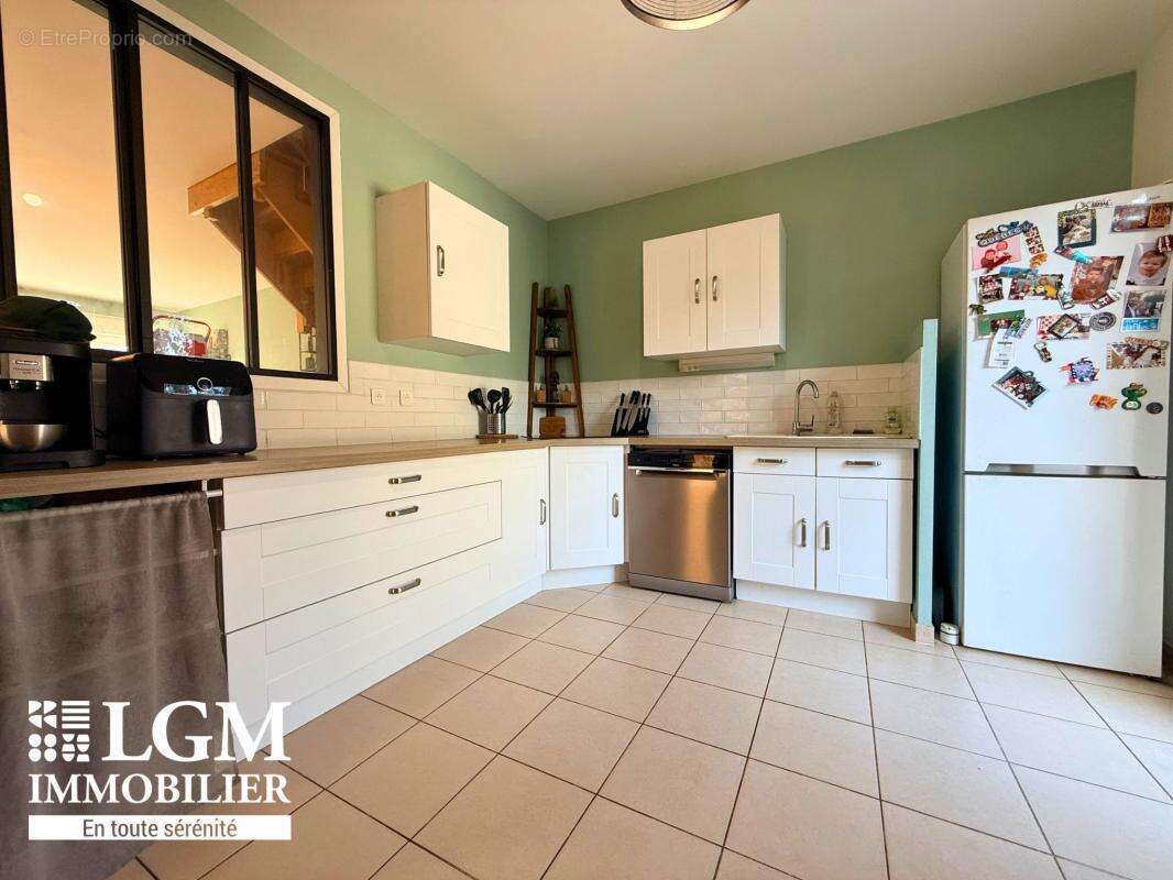 Marignane  Maison 5 pièces sur 185 m2 de parcelle - photo 8