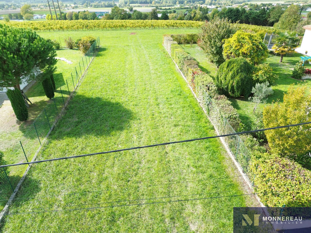 Terrain à BARBEZIEUX-SAINT-HILAIRE