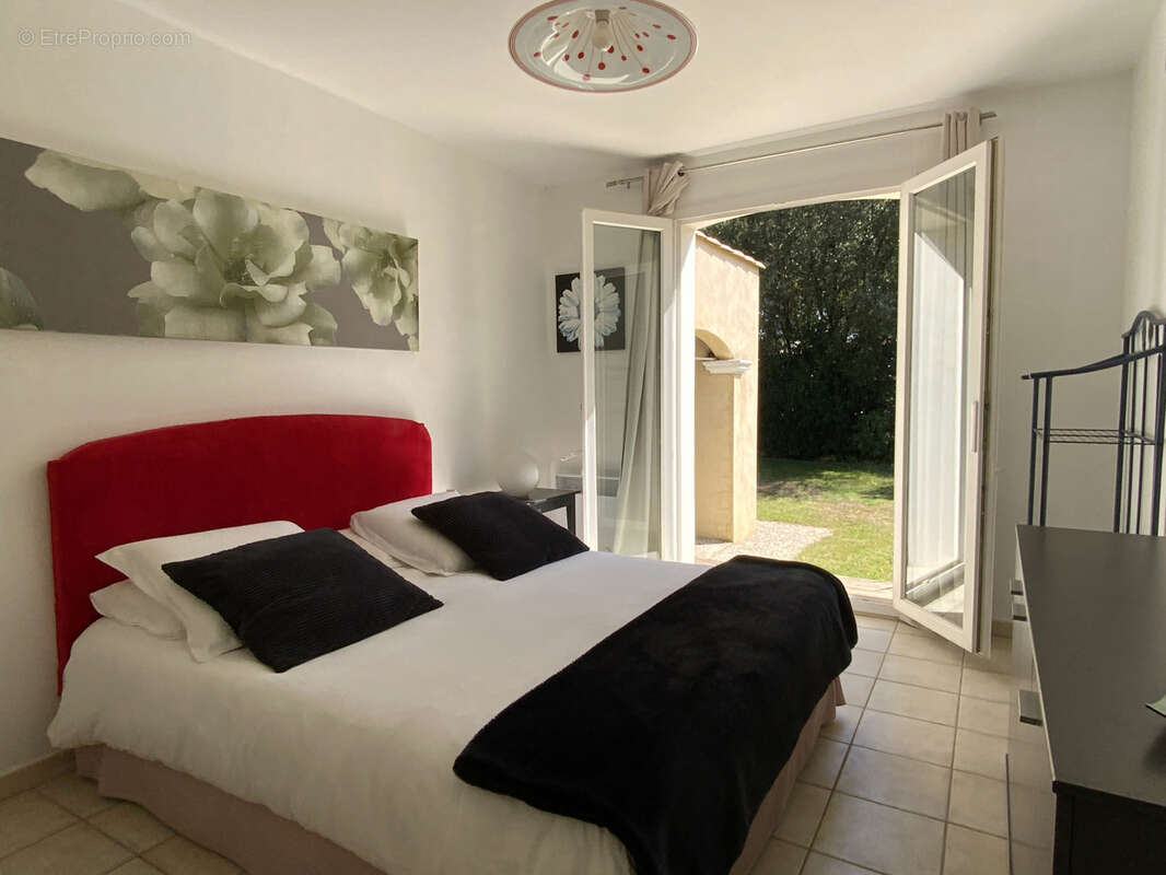 Villa de plain pied sur un magnifique terrain arboré avec piscine. - photo 10