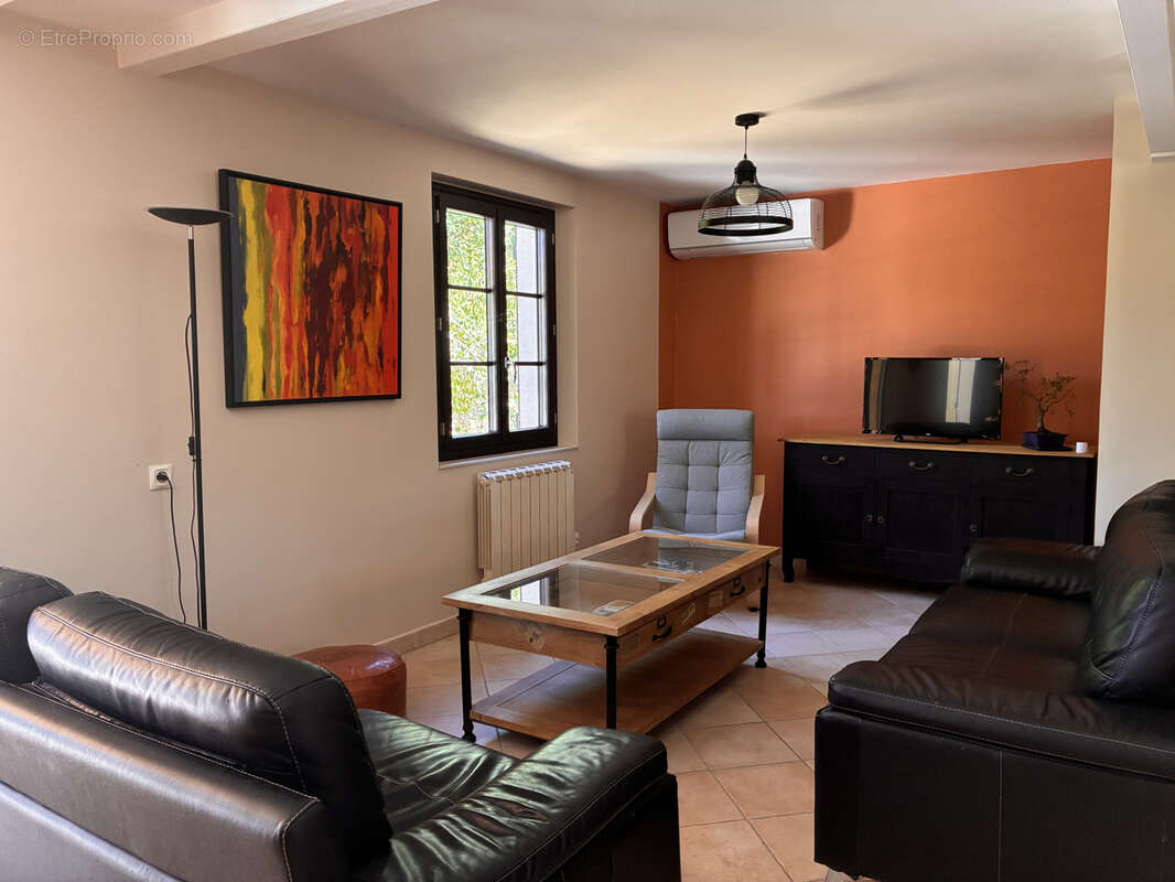 Maison de plain-pied de 156 m2 avec piscine, garage et terrain arboré - photo 6