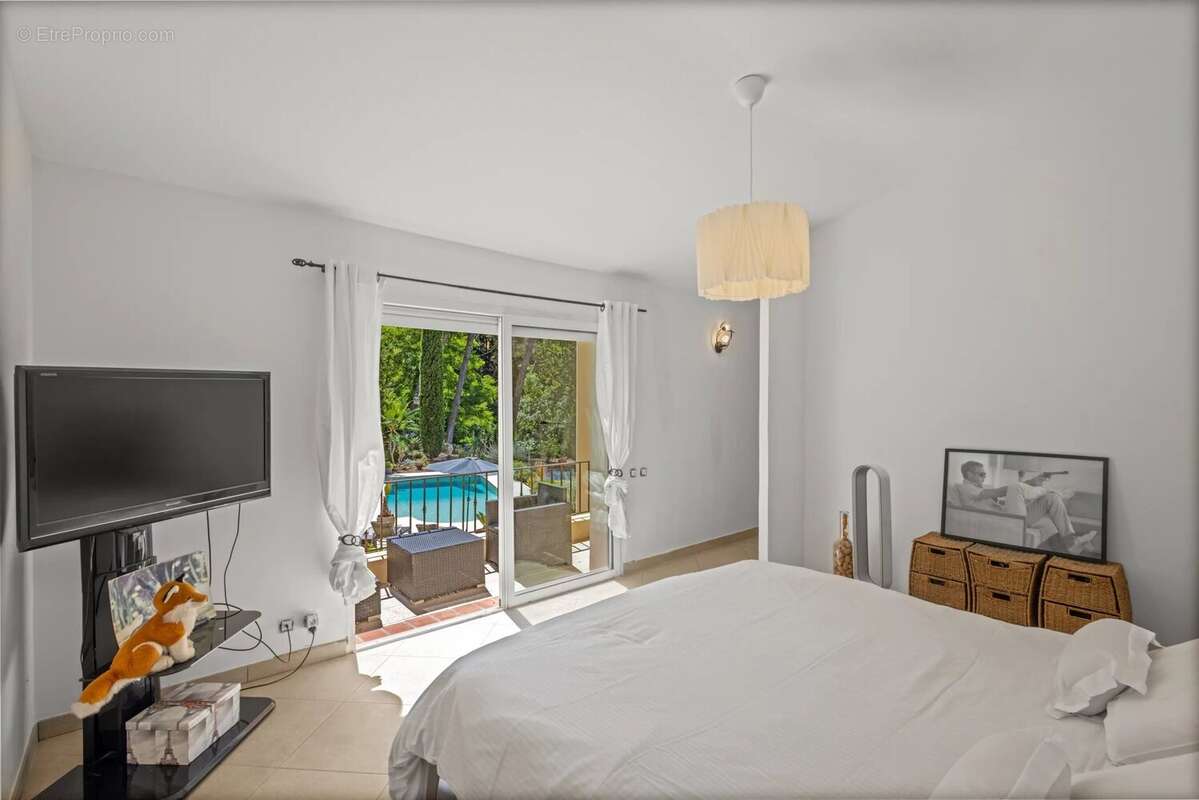 Propriété unique à Mougins — un havre de paix familial avec forêt, pool house et vie de village. - photo 10