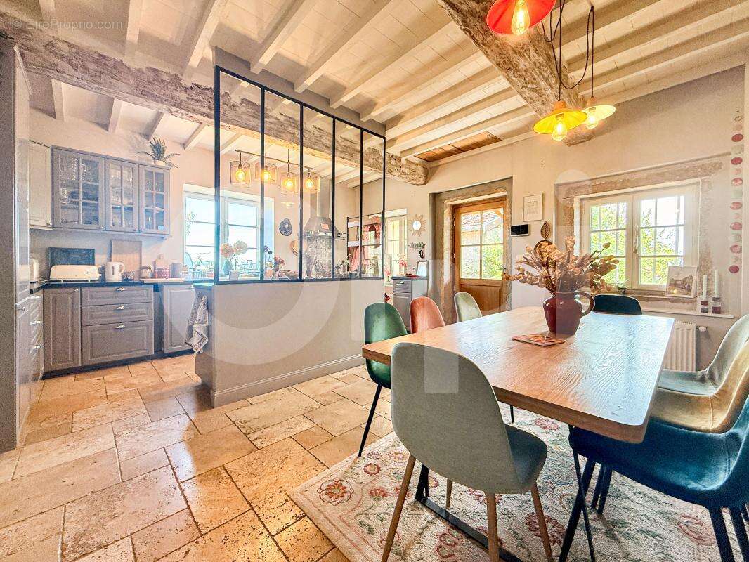 Ouest Lyonnais - Maison pleine de personnalité avec piscine – 169 m² - photo 7