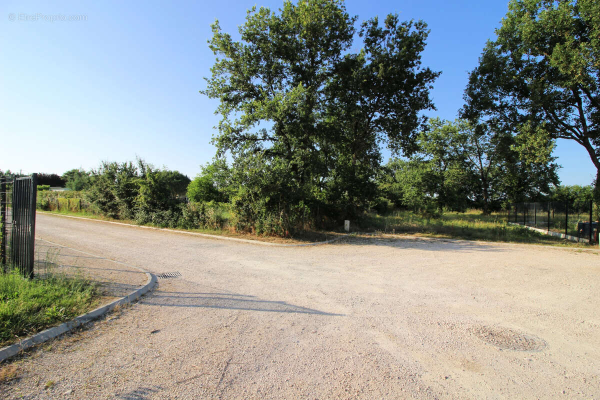 Terrain constructible de 1710m2 viabilisé - photo 5