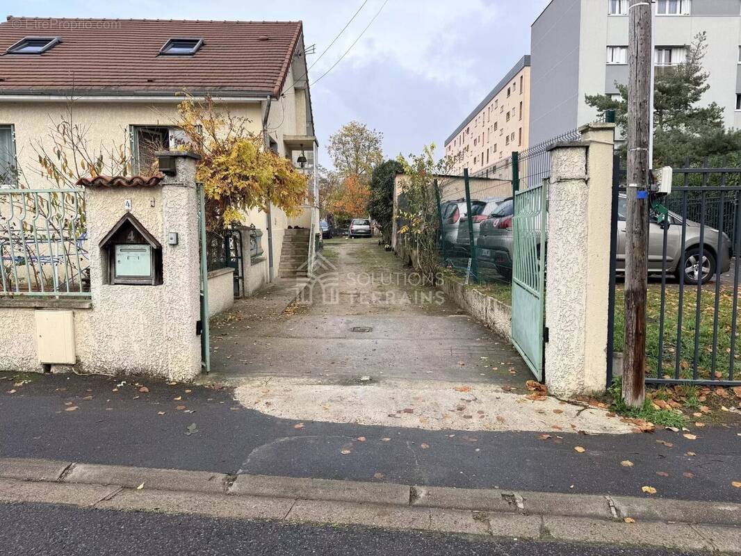 Terrain à SARTROUVILLE