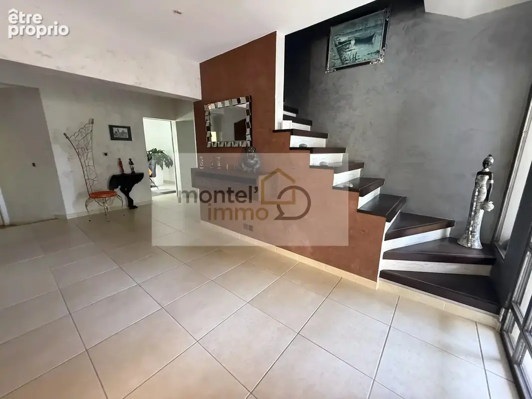 Maison familiale rénovée 200 mètres carrés, 5 chambres dont 2 suites, piscine et grand terrain de 3500 mètres carrés à 10 minute - photo 12