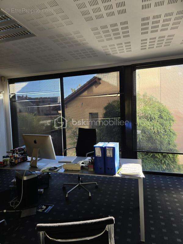 Immeuble de bureaux sur 3 niveaux avec appartement indépendant, opportunité d'investissement rare - photo 15