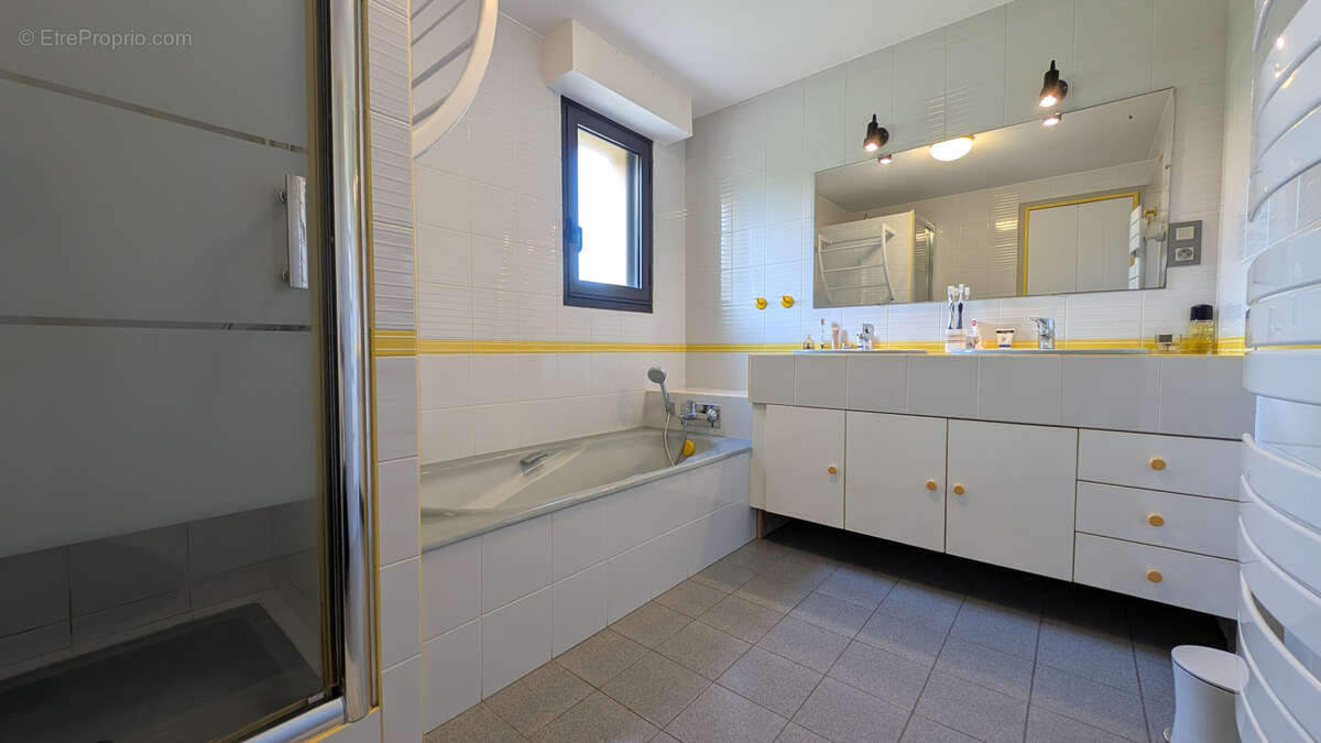 Maison à LES LANDES-GENUSSON