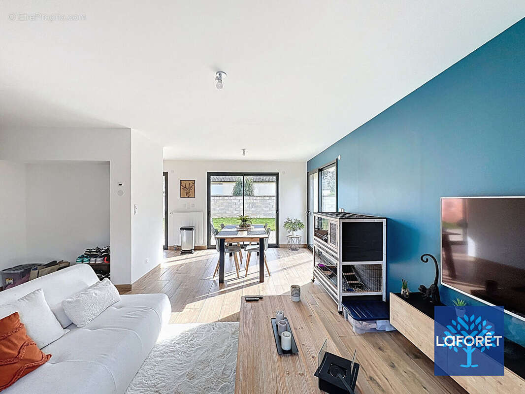 Maison à D'HUISON-LONGUEVILLE