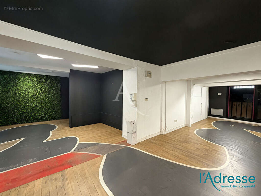 Local commercial avec stockage 600 m²  Mayenne Rive gauche SAINT-MARTIN - photo 2