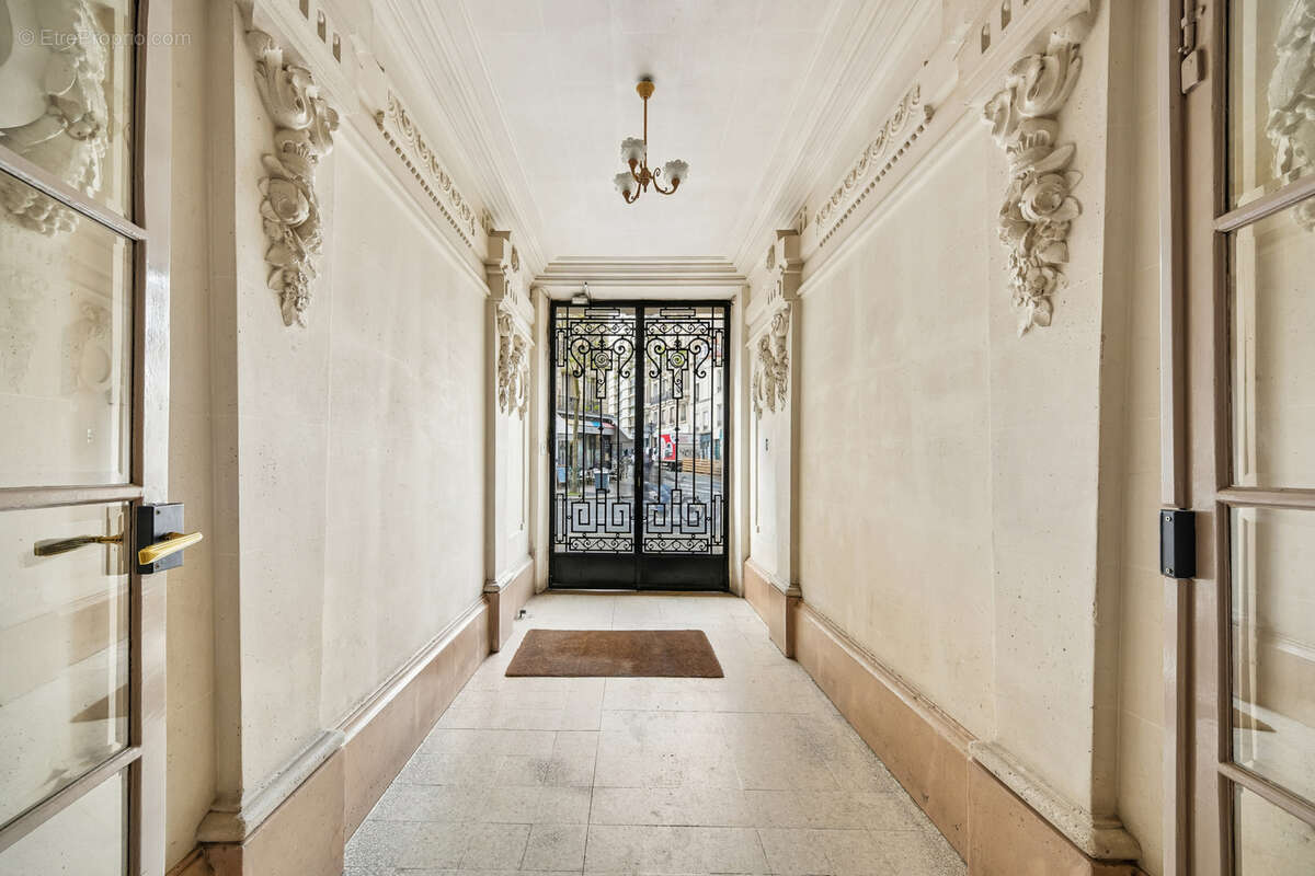 Groupe LA VITRINE Immobilier - Rare - Immeuble Haussmannien avec ascenseur - Etage élevé - Vue dégagée - Calme - photo 8