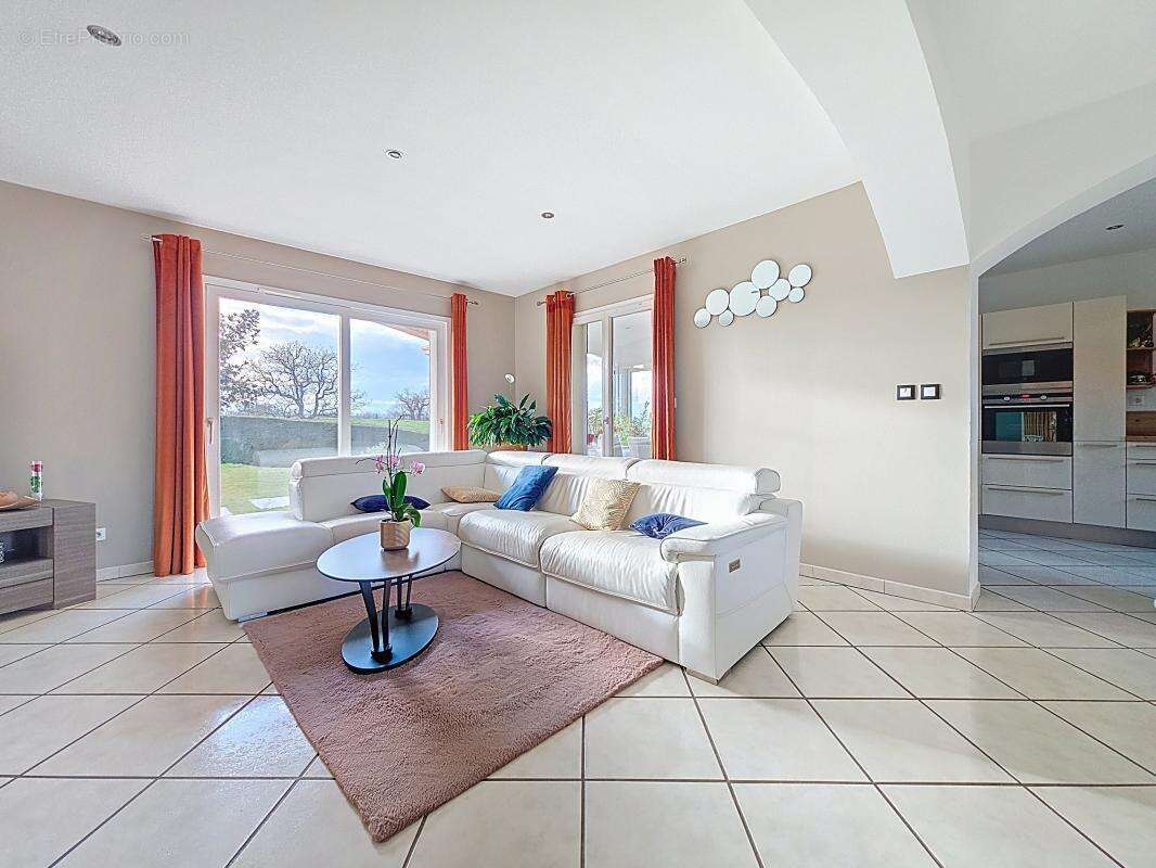 Maison à EYZIN-PINET