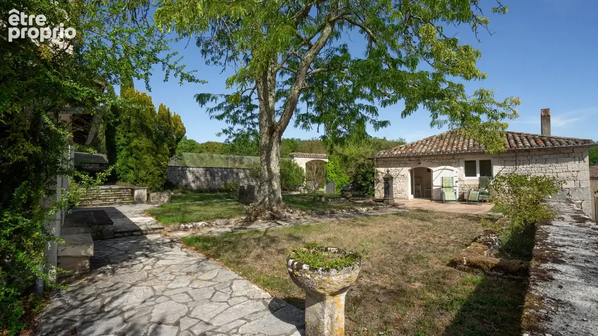 Superbe propriété en pierre du XVIIIᵉ siècle avec gîte et piscine, au cœur d’un parc arboré de 6000 m2 - photo 17