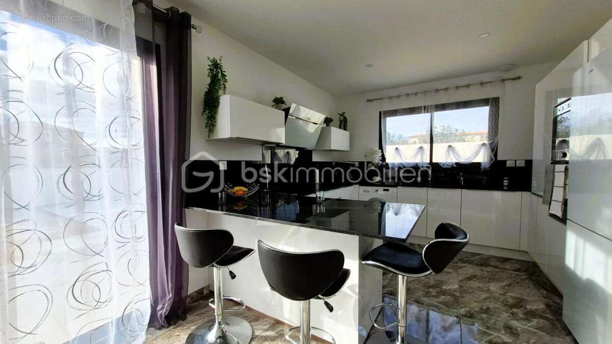 *** nouveaute- villa comtemporaine meublée- 100m²- plain pied- 3 chambres- garage- jardin- vue *** - photo 8