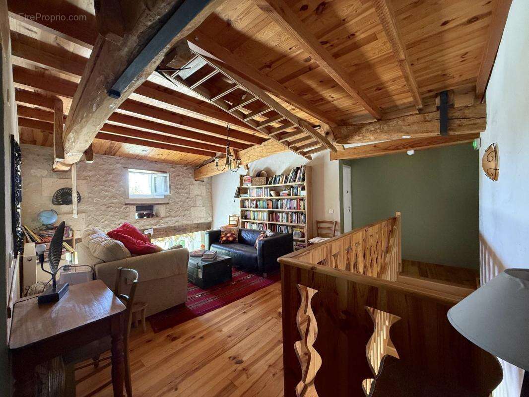 Maison à NANTEUIL-AURIAC-DE-BOURZAC