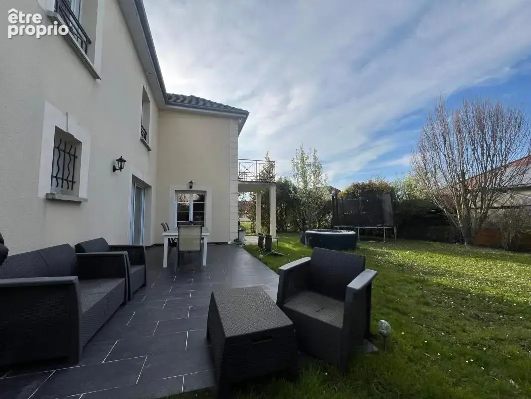 Maison avec extérieur - photo 2