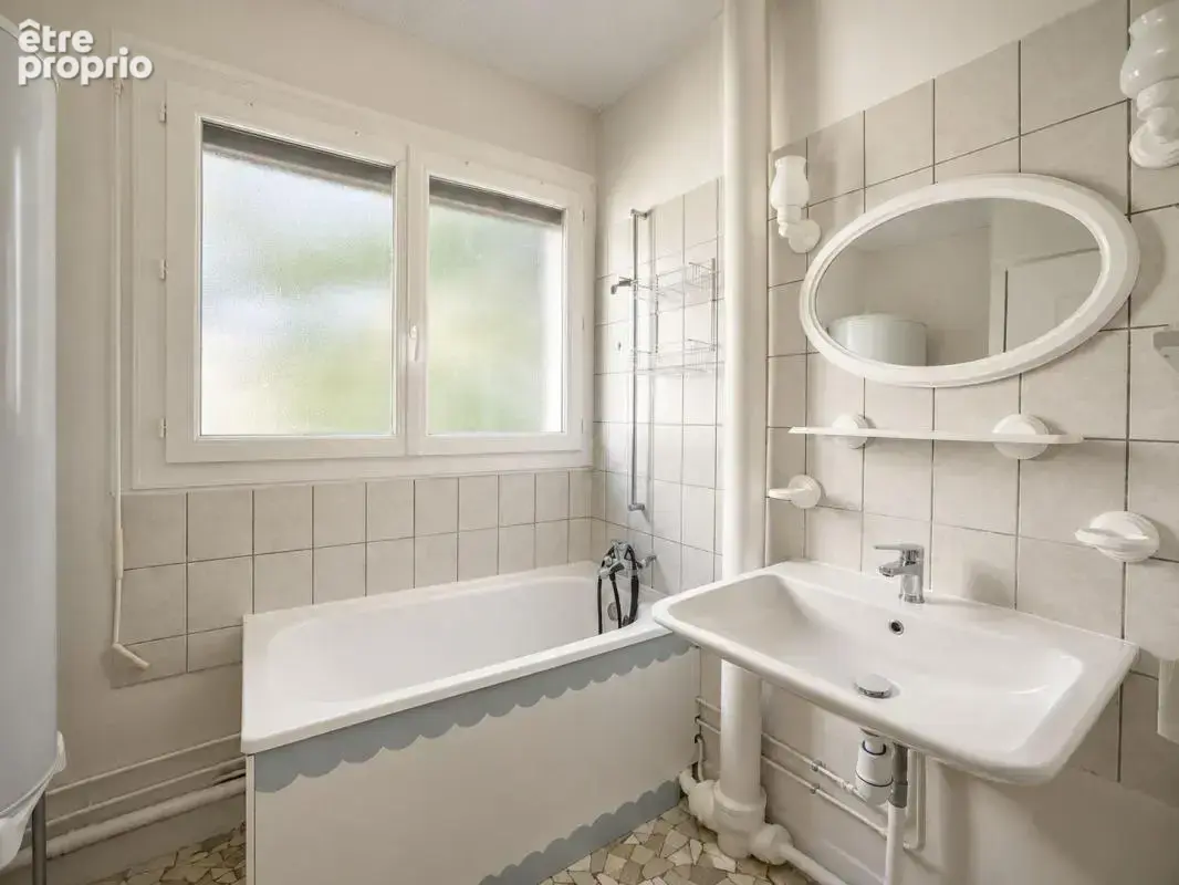 Appartement T5, 3 chambres, loggia, balcon, cave, stationnement aisé - photo 7