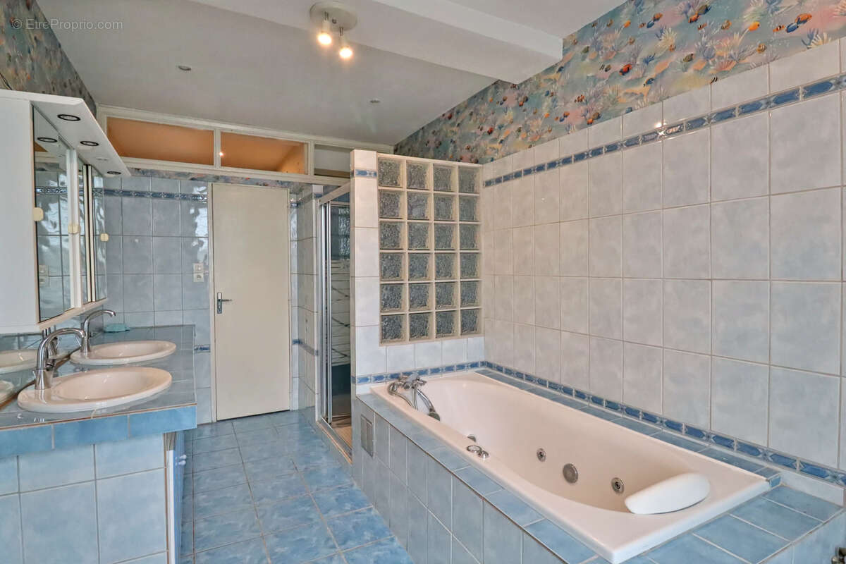Maison pleine de charme en pierre   222 m2 de confort et de lumière dans un cadre paisible - photo 7