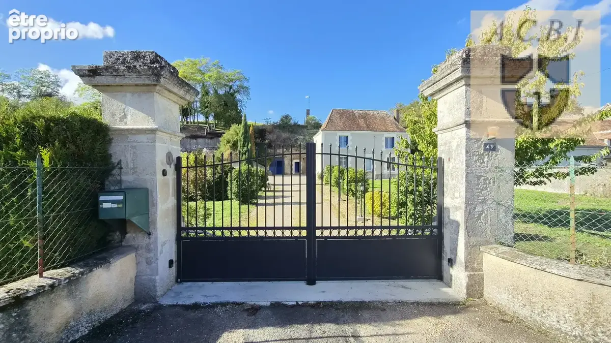 Maison ancienne de charme avec caves troglodytiques et jardin clos - photo 1