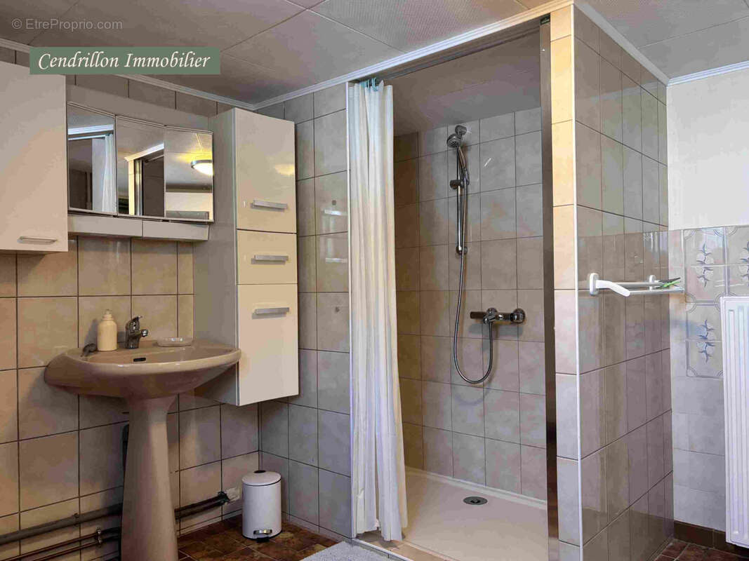 Tout petit prix ! Maison indépendante à rénover offrant un jardin, une dépendance et un emplacement privilégié - photo 18