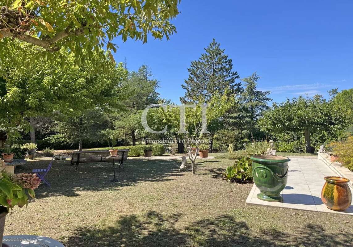 Charmante villa de plain-pied avec beau terrain arboré et clos de 2 627 m² - photo 7