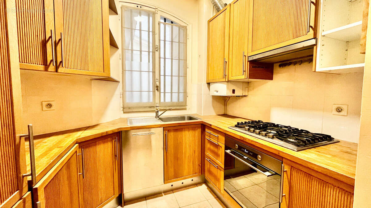 Appartement à PARIS-16E