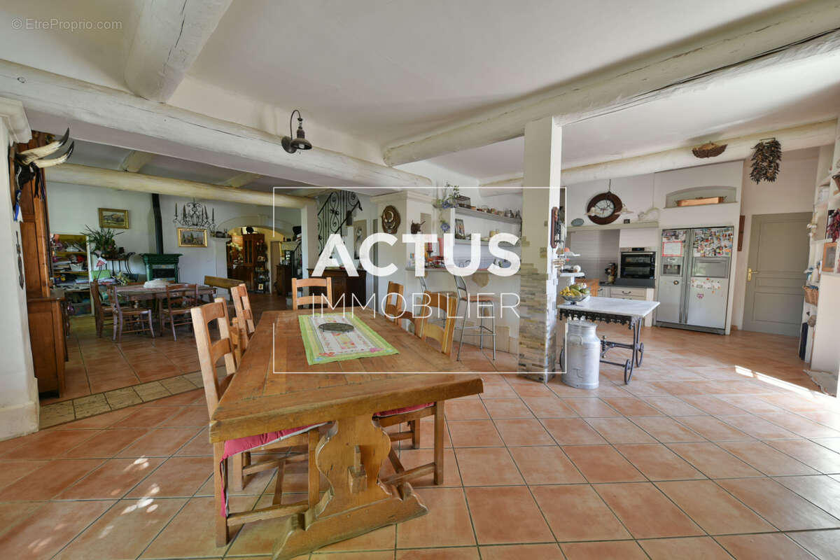 Maison 450 m² à Cornillon-Confoux  - photo 3