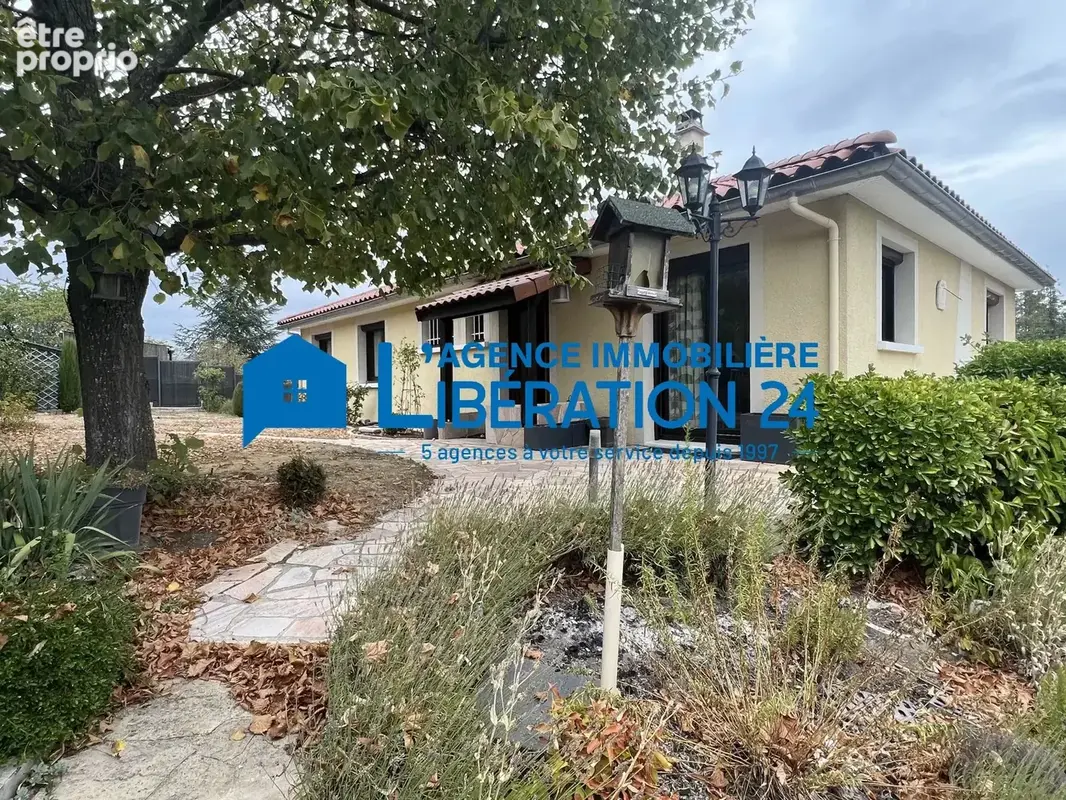 Maison familiale de 193 m² à Saint-Genest-Lerpt - photo 2