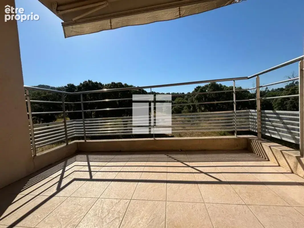 Dernier étage – Lumineux 3 pièces au calme, entre ville et nature, avec une belle terrasse et une vue dégagée sur le maquis - photo 2