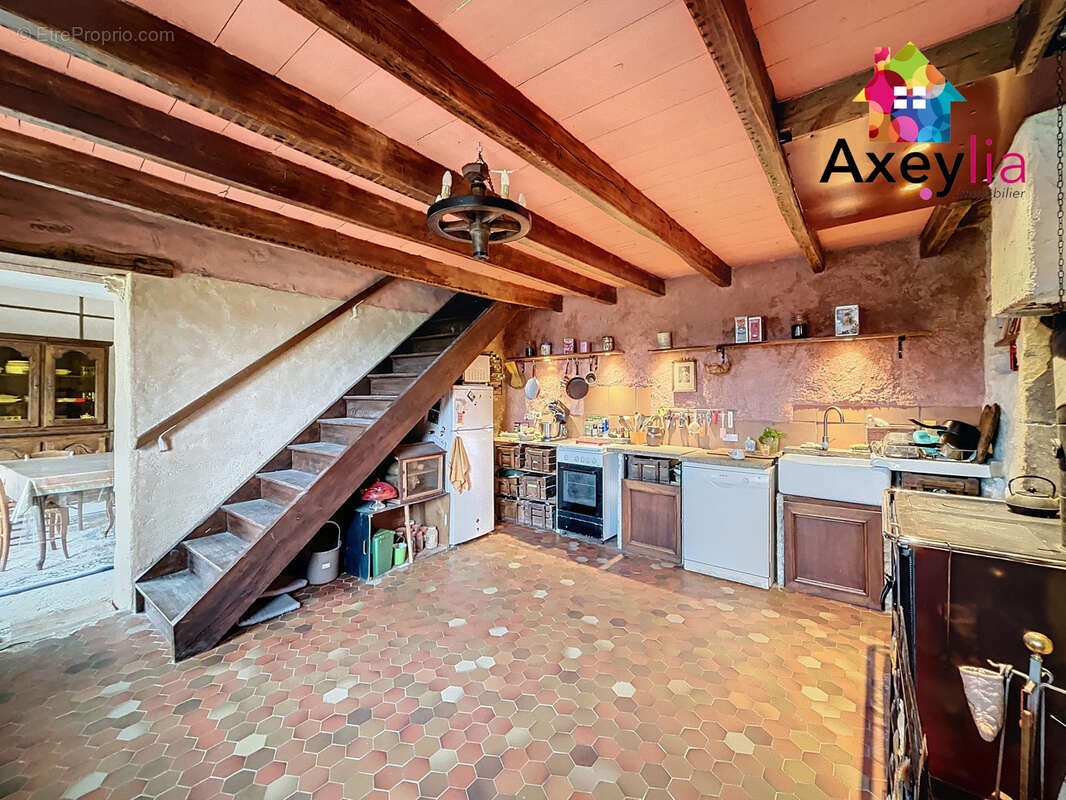 A vendre - proche cours - maison de campagne en pierre avec  4 chambres, terrain avec vue degagee - photo 3