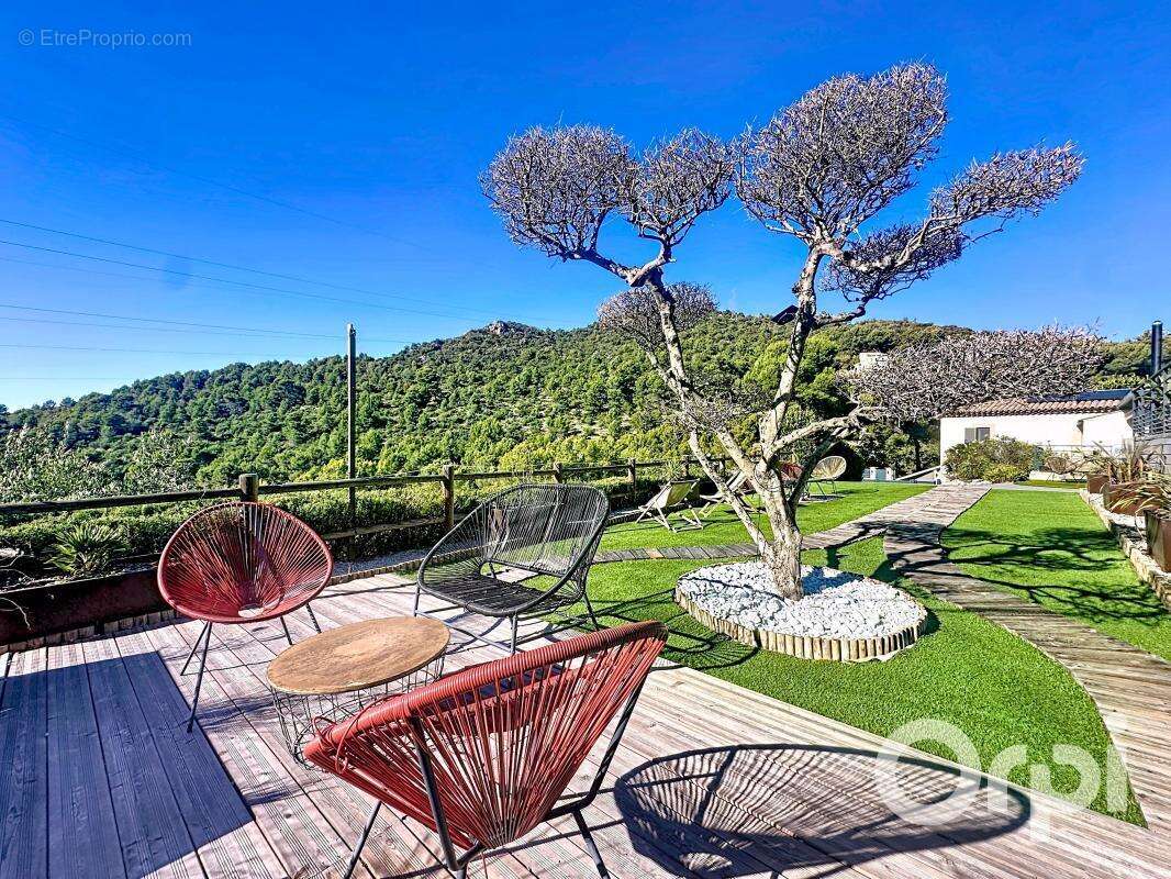 Maison à LA ROQUETTE-SUR-VAR