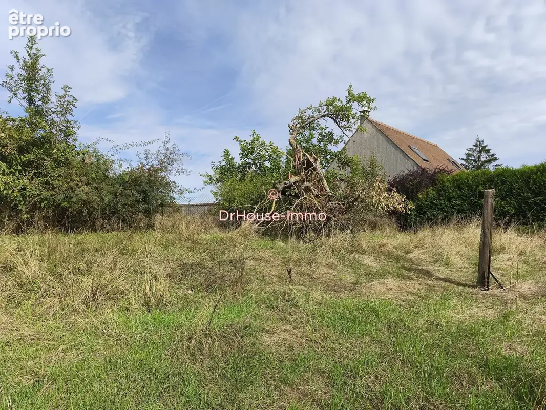 Terrain à MENEVILLERS