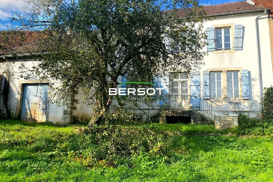 Maison à COMBEAUFONTAINE