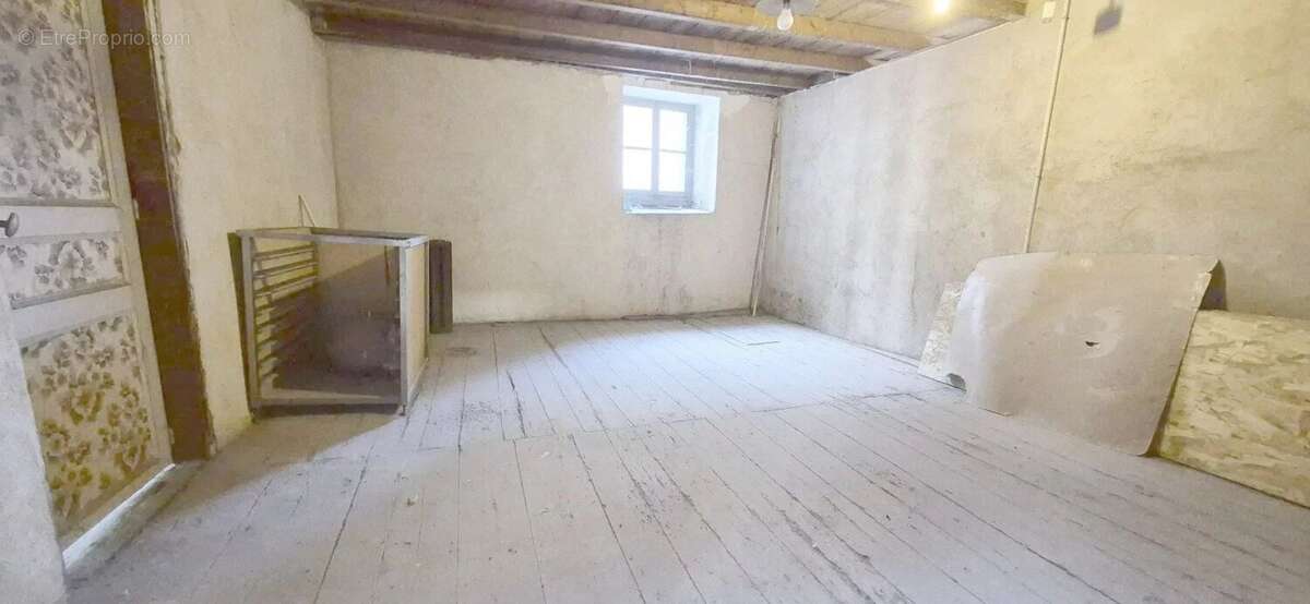 Maison en pierre à rénover avec local professionnel restauré en activité. - photo 13