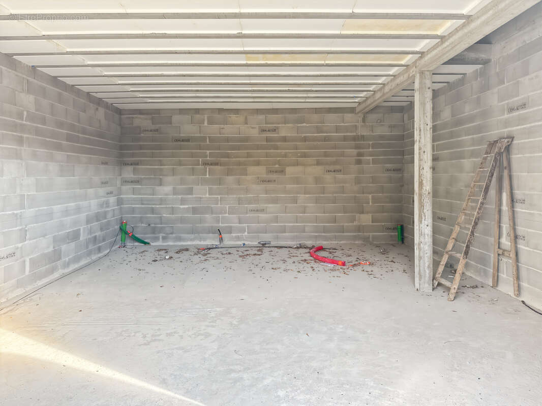 À Vendre Plateau neuf en Frais de Notaire réduits à finir d'Aménager   Proche Trévoux, Hyper-Centre Village - photo 4